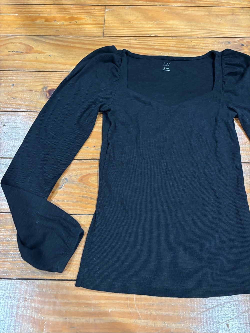 (262) BLACK GAP RUFFLED LONG SLEEVE - Picture 2 of 6